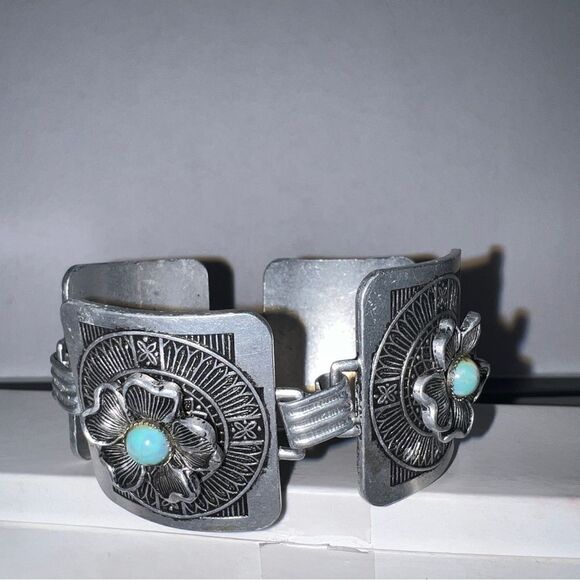 Silver and turquoise southwest style bracelet - Picture 4 of 7